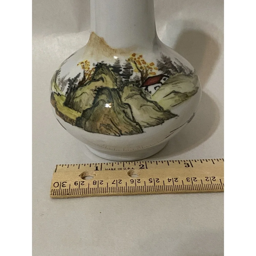 Japanese Style Vintage Vase made in Taiwan R.O.C.‎ 5.5 inches tall 3.5 wide